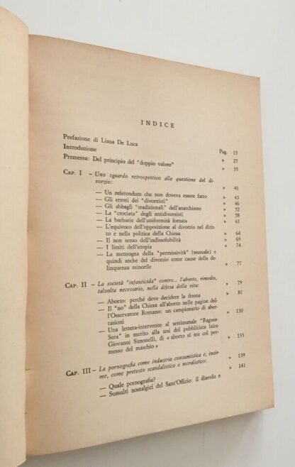 Carmelo R. Viola aborto: perchè deve decidere la donna Pellegrini editore 1977 - immagine 2